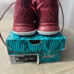 Nike Kyrie 3 Kid 5Y Sneakers